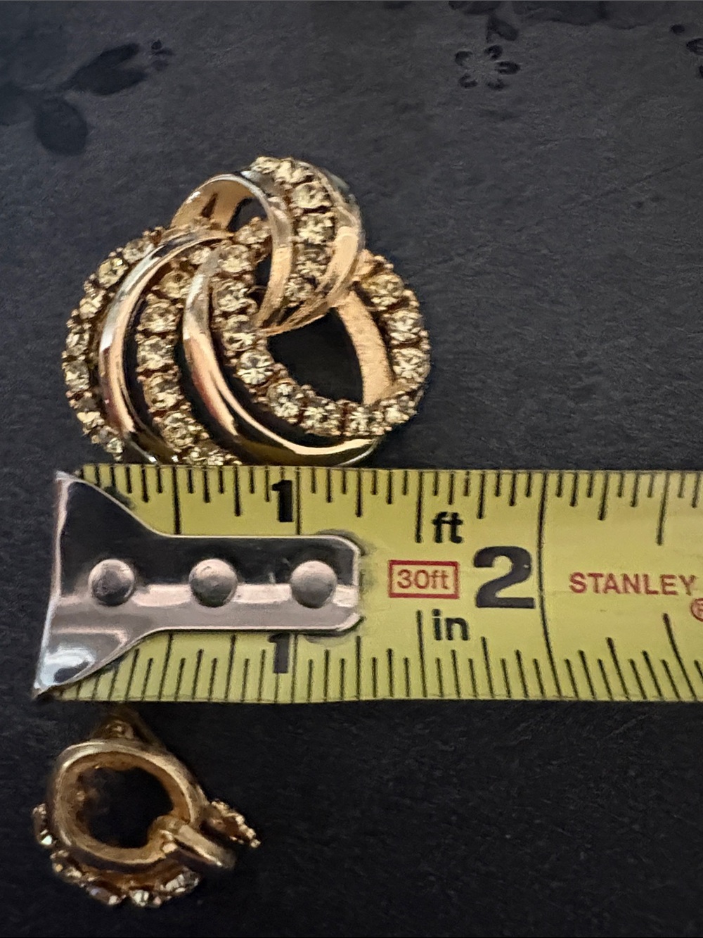 VINTAGE INTERTWINED SWIRL DESIGNED RHINESTONE GOLD-TONE BROOCH EARRING SET - Picture 8 of 9